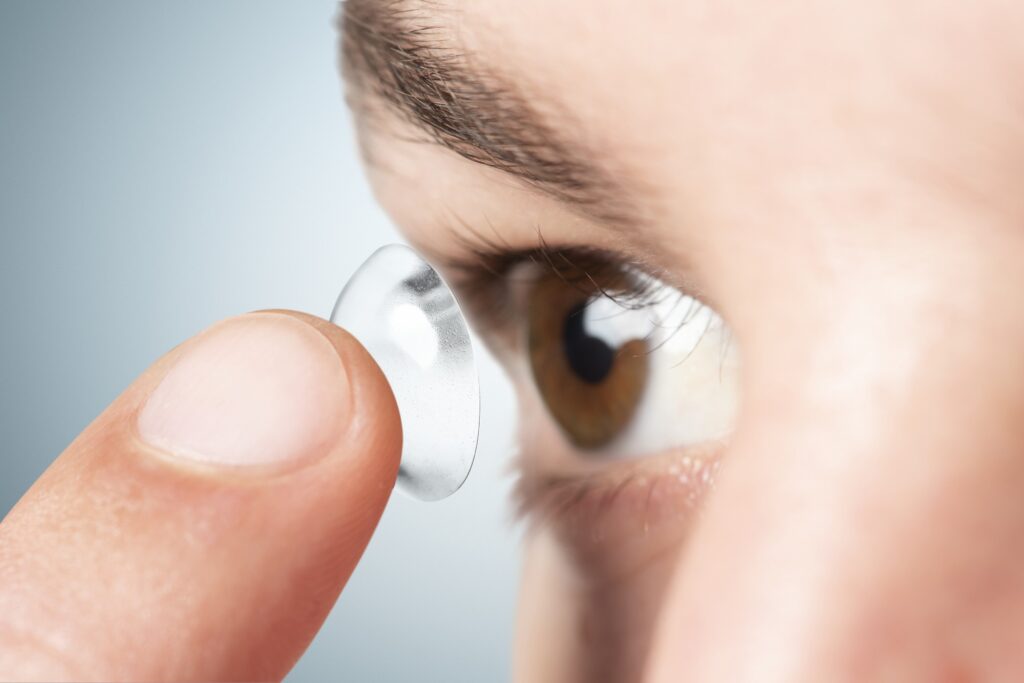 man-applying-his-contact-lens